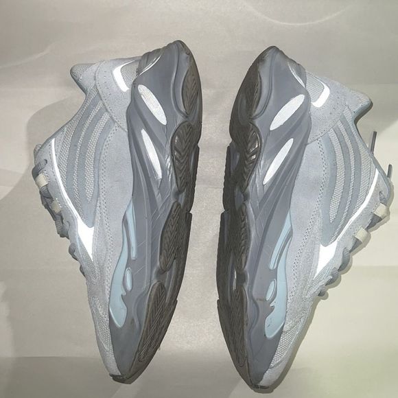 Yeezy Adidas Boost 700 V2 in Hospital Blue - Picture 8 of 8